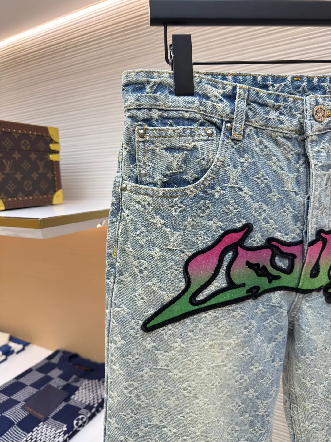 LOUIS VUITTON flame graffiti patch jacquard jeans ●Authentic product: purchased and developed by 30789 ●Item number: 1680031-C15 ●Material: denim fabric ●Technology: patch production ●Version: fitted version ●Size: 30-32-34-36 ●Description: Use classic patterns to highlight the Louis Vuitton logo of the season, making Louis patches and Vuitton The patch is decorated like graffiti on the front and back, with hardware, a button placket and a nubuck Monoqram tag at the rear. The fabric has undergone a heavy-duty garment washing process. The whole pair of pants will have a distressed effect. The whole body is hand-cut and printed all over. This kind of alignment fabric consumes a lot of time and is very time-consuming and costly, so our delivery time is very slow. The flame gradient graffiti in the middle is a toothbrush embroidery piece. The overall wiring is straight and delicate, the fabric is comfortable and soft, and the color is consistent without color difference. It can be matched with the same style to create a fashionable look and control various occasions. Customized accessories, complete with three standards, same style for men and women!